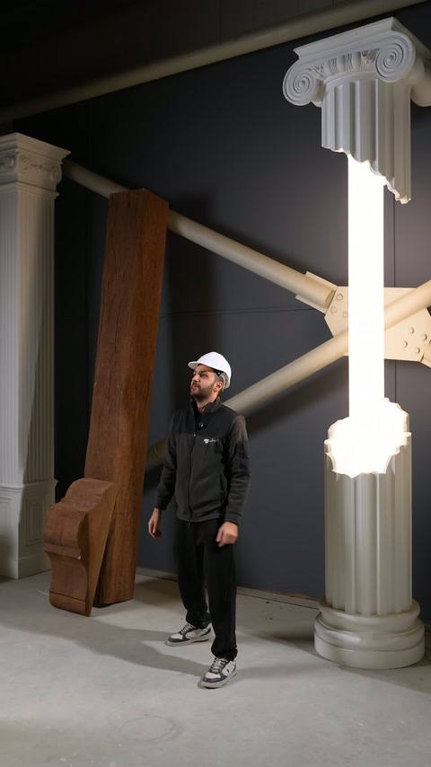 Presentatore si trova accanto a modelli di trave con effetto legno tra le colonne.