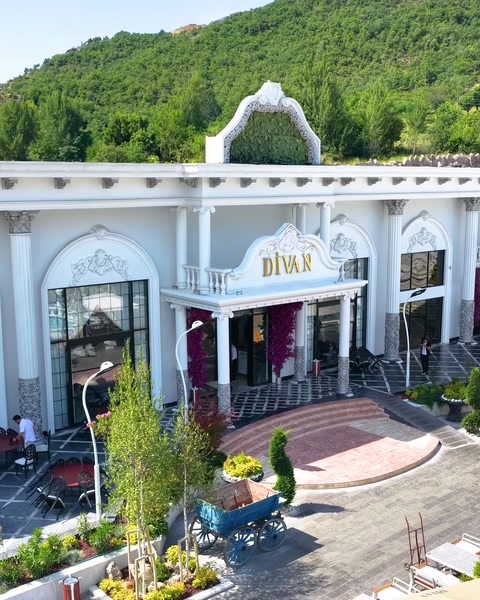Edificio sala matrimoni con vista su valle con dettagli facciata in poliuretano