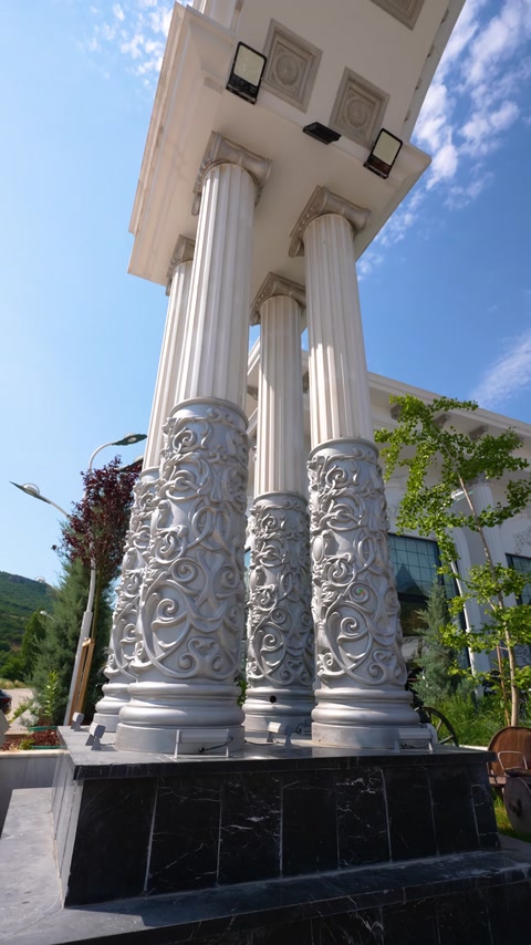Vista ravvicinata di colonne decorative scanalate completate con basi in rilievo