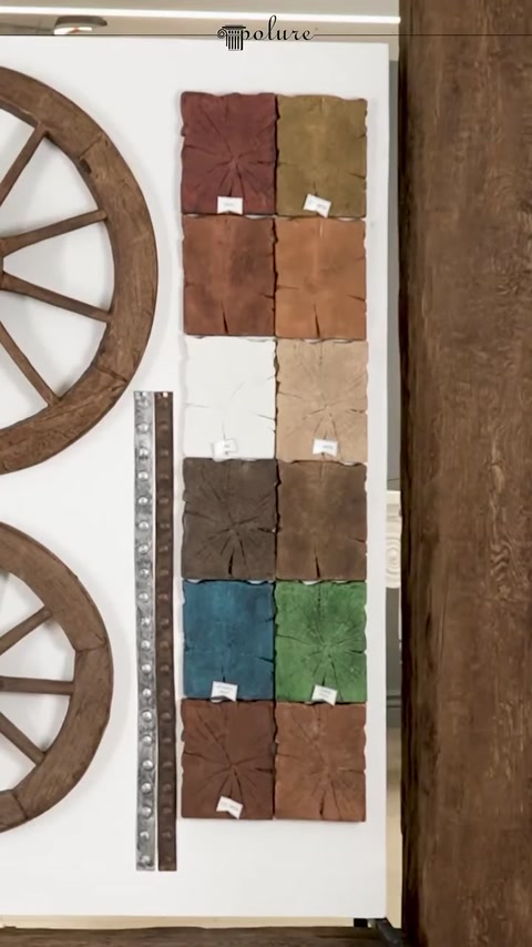 Vengono presentate diverse opzioni di colore e superficie per le travi rustiche