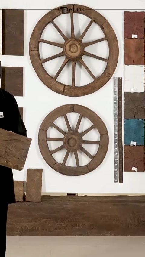 Gli elementi decorativi rotondi con aspetto in legno sulla parete della showroom vengono esposti insieme