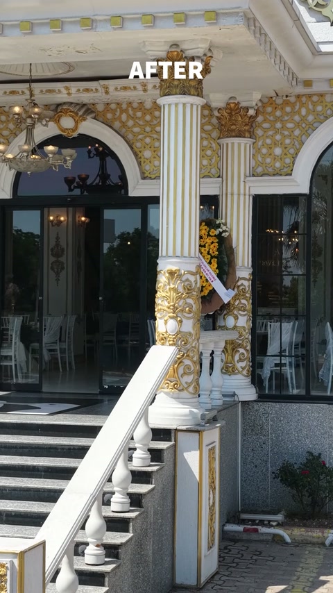 Colonne scanalate ornate e infissi ad arco definiscono l'ingresso principale