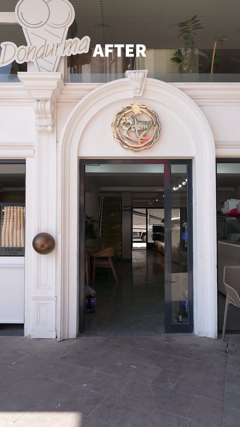 Infisso porta ad arco migliorato con modanature stratificate e coronamento decorativo