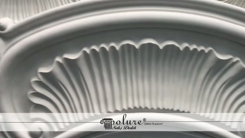 Dairesel göbeğin katmanlı bordürü ile yelpaze motifi öne çıkıyor