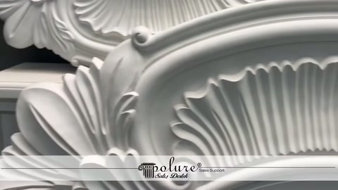 Kabartmalı yaprak kıvrımları göbek kenarındaki kavisli şeritlerle birleşiyor
