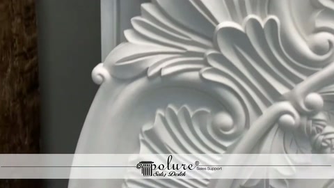 Tavan göbeğinin spiral kıvrımı ile kabartmalı yaprak ucu seçiliyor