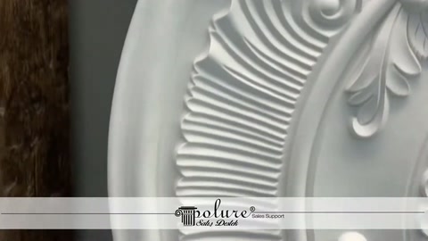 Oluklu yelpaze deseni yuvarlak çerçevenin iç bölümünü süslüyor