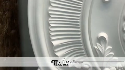 Kabuk biçimli merkez motifi kıvrımlı bordürle birlikte sergileniyor