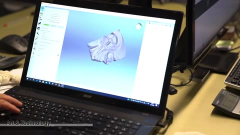 Un modello tridimensionale di un motivo decorativo viene esaminato sullo schermo di un computer