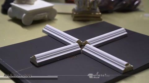 Quattro modanature decorative sono unite con un elemento di collegamento centrale