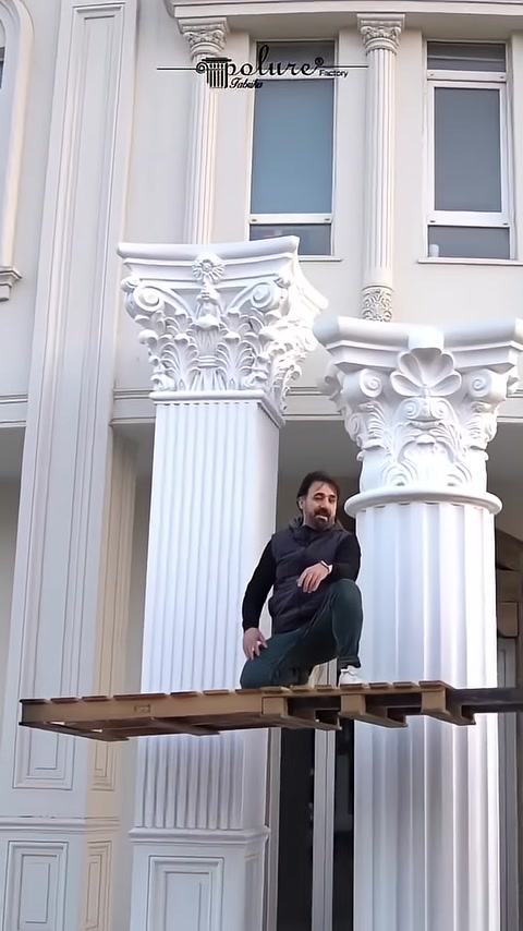 A Corinthian column arrangement in different sizes completes the facade