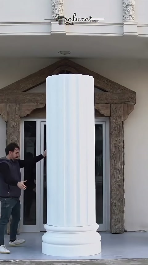 Il fusto della colonna scanalata bianca si equilibra sulla base circolare