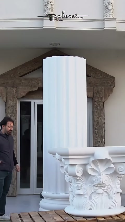Il capitello Corinzio decorato rimane in posizione accanto al fusto