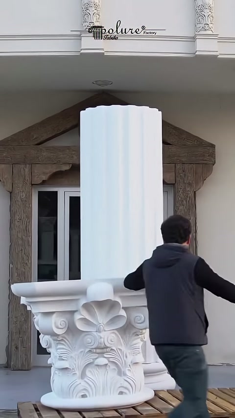 Il capitello lavorato si prepara al montaggio di fronte al fusto