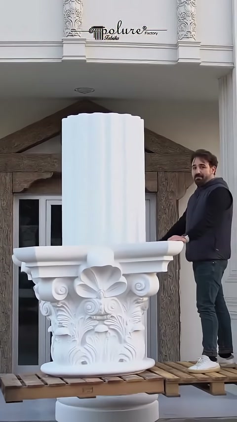 L'artigiano avvicina il capitello Corinzio dalla piattaforma verso la colonna