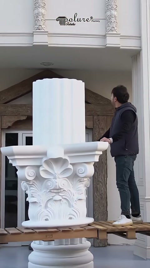 Il capitello circolare si allinea sopra il fusto scanalato