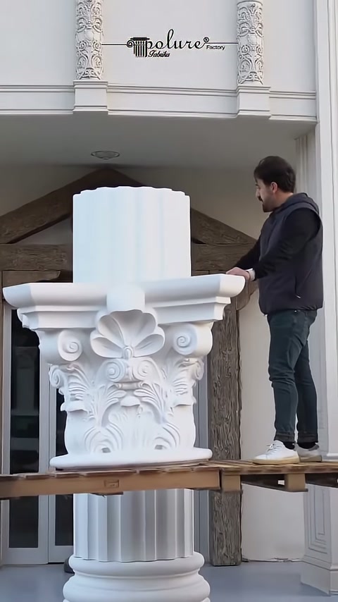 Il capitello Corinzio viene sollevato sul fusto dalla struttura in legno