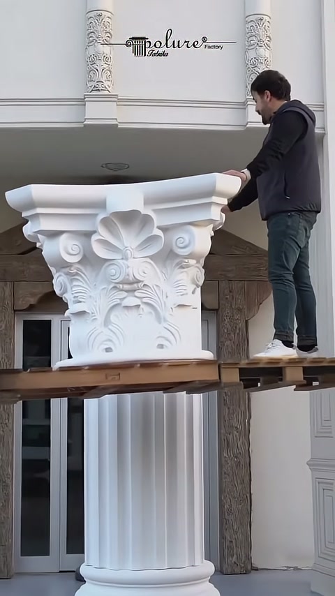 L'artigiano posiziona il capitello decorato nella parte superiore della colonna