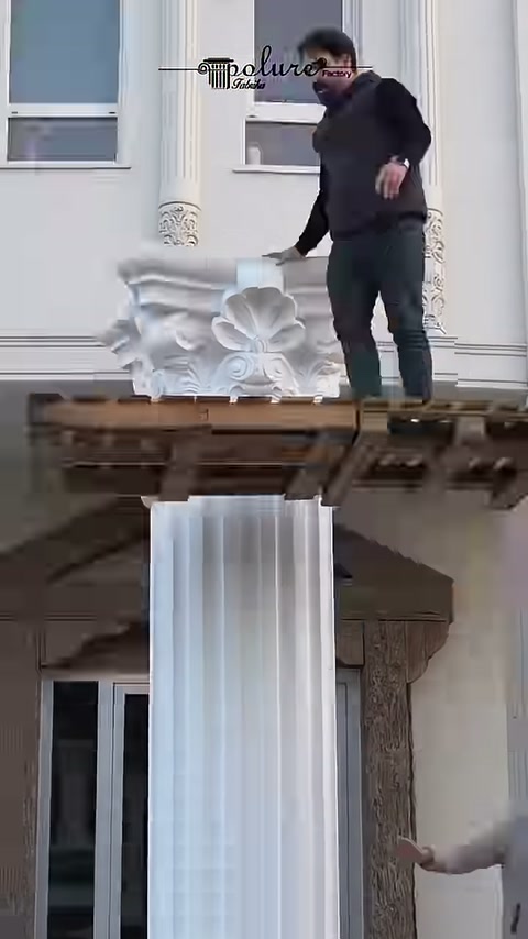 Mentre il capitello Corinzio si unisce al fusto, l'artigiano lavora sulla struttura