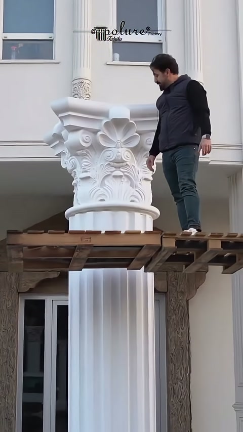 L'artigiano controlla manualmente i bordi del capitello montato