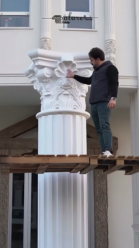 La sezione circolare inferiore del capitello si assesta sul fusto scanalato