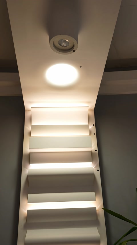 Armatura amorfa installata sul soffitto della scala con faretti