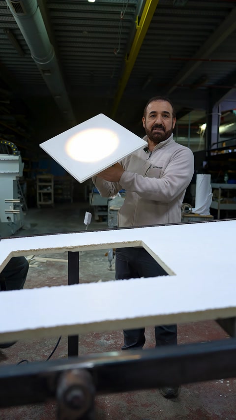 Superficie anteriore del pannello armatura esaminata da prospettiva angolata