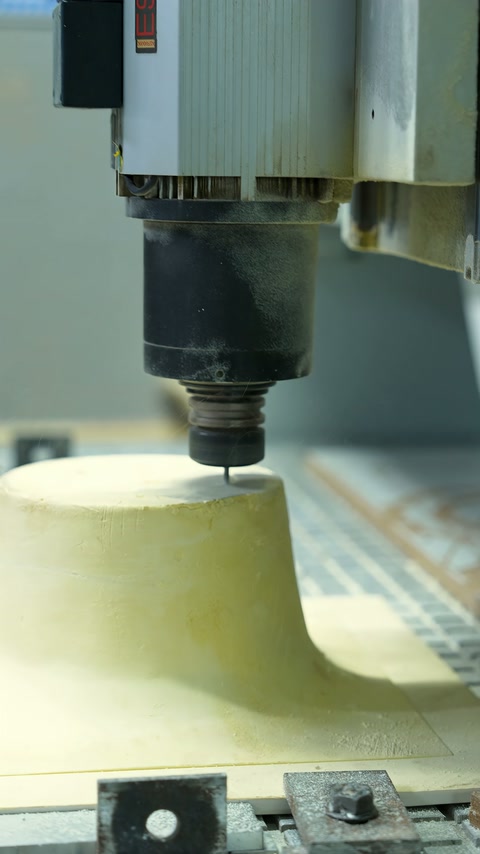 CNC ucu, atölyedeki sarı gövde üzerinde merkez yuvasını tamamlıyor.