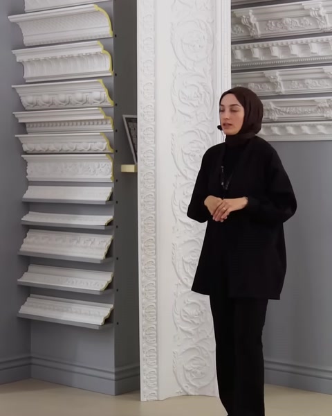 Desenli kartonpiyer örnekleri showroom duvarında sıralı olarak sergileniyor