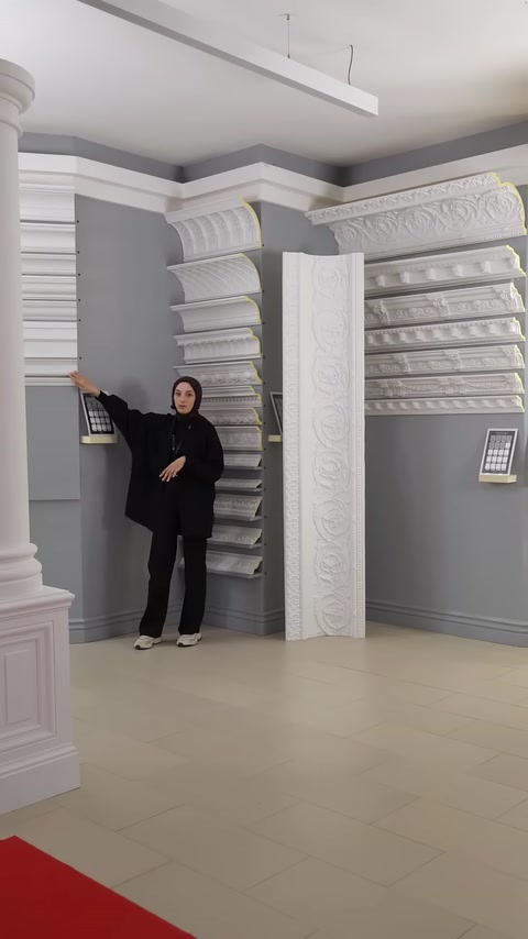 Duvar boyunca sıralanan düz ve desenli kartonpiyer modelleri görülüyor.