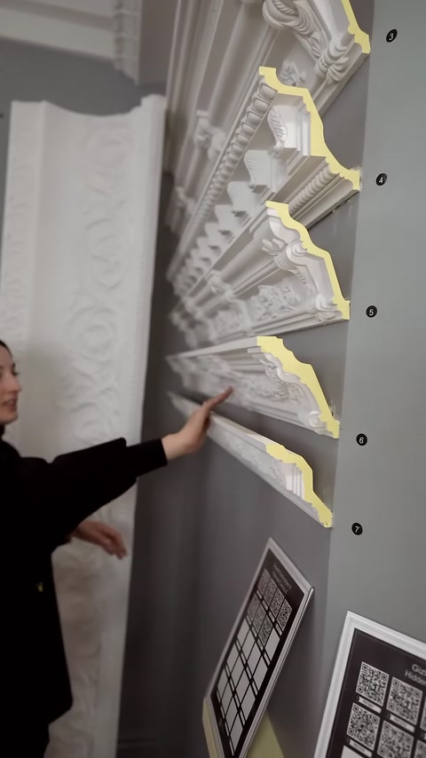 Le sezioni delle cornici e i dettagli delle superfici decorative vengono mostrati da vicino.
