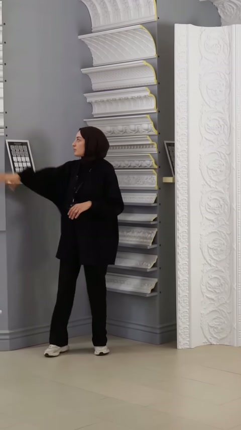 Sunucu, üst sıradaki geniş kartonpiyer profilini işaret ediyor.