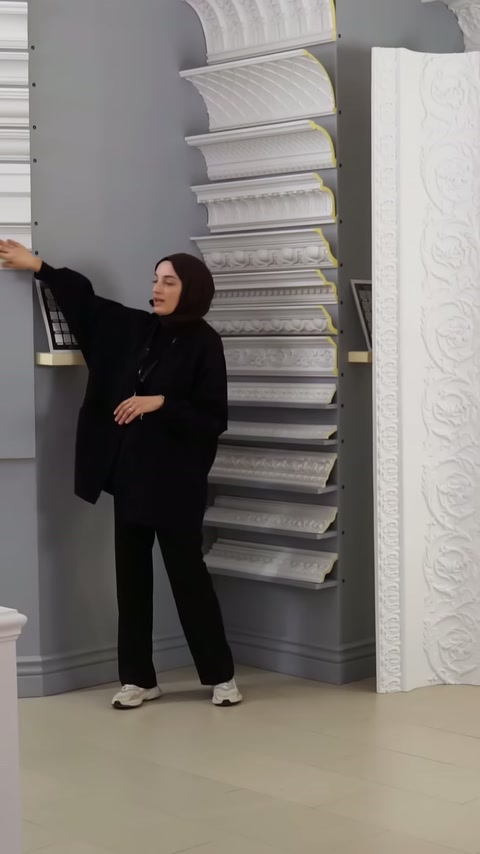 Sunucu, duvara yerleştirilmiş büyük kartonpiyer kesitine uzanıyor.