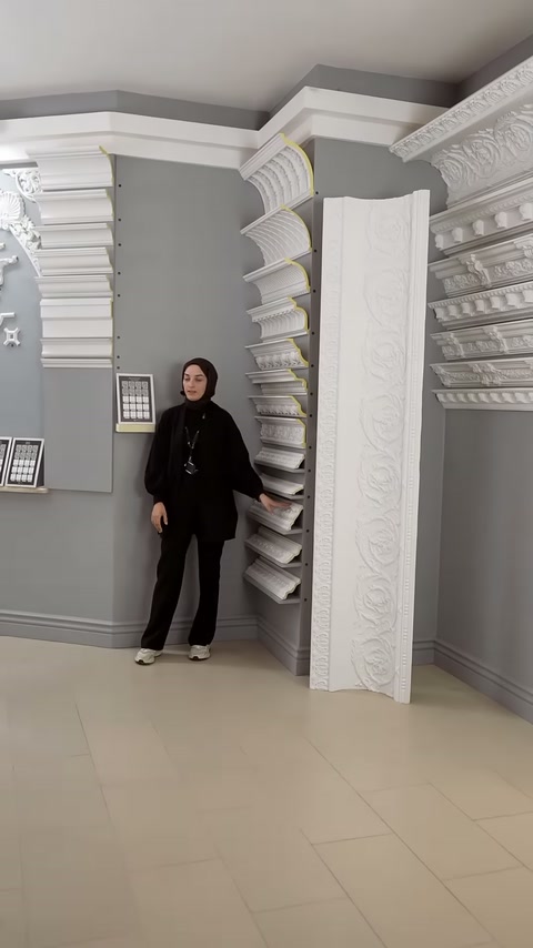 Showroom köşesinde tavan ve duvar kartonpiyer uygulamaları birlikte görülüyor.
