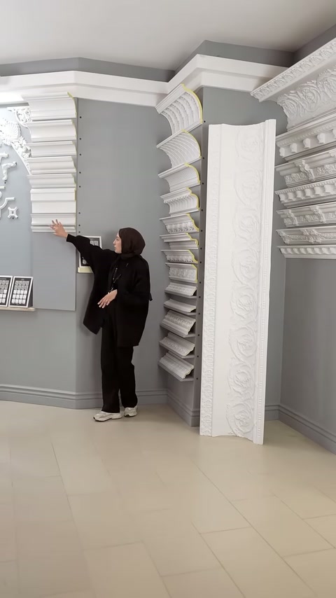 Sunucu, tavana yakın konumlandırılmış dekoratif kartonpiyer hattını gösteriyor.