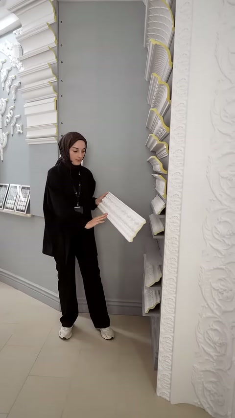 Sunucu, poliüretan kartonpiyer numunesinin yüzeyini ve kenarlarını inceliyor.