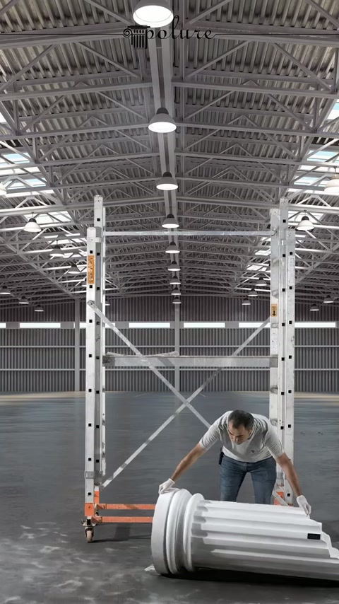 La base scanalata della colonna viene preparata prima dell'installazione verticale.