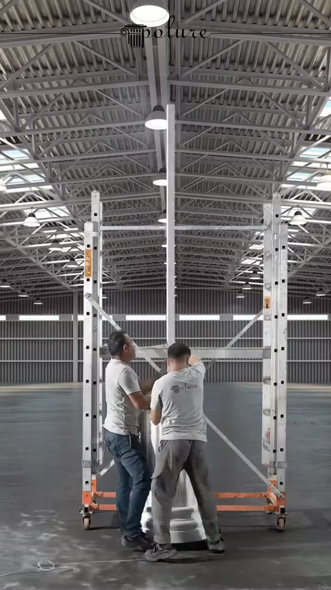 La parte centrale della colonna con plinto classico viene equilibrata da due persone.