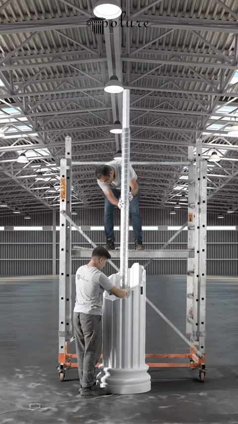 I pezzi della rivestimento scanalato vengono posizionati intorno alla base della colonna.
