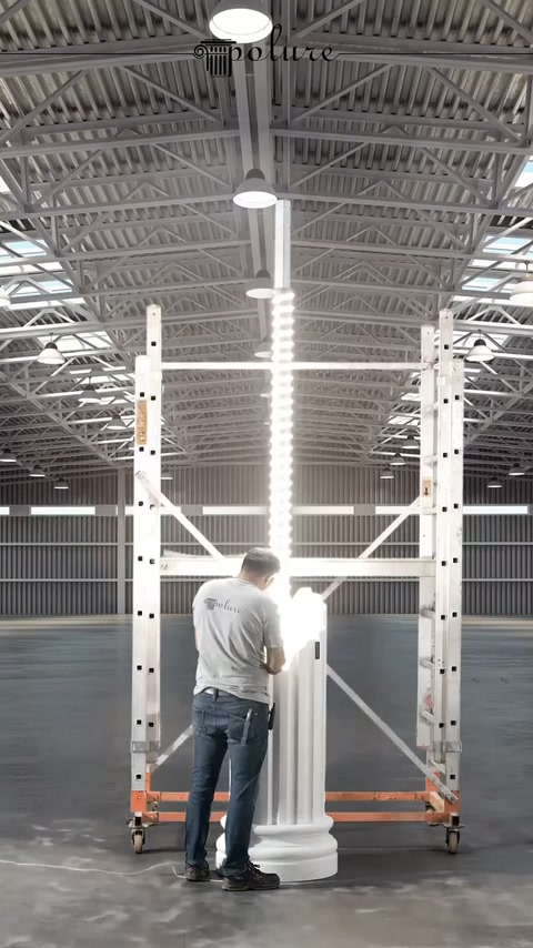 Le strisce LED a spirale si illuminano nel centro verticale della colonna.