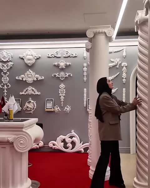 A decorative column model with a spiral shaft is presented in the showroom