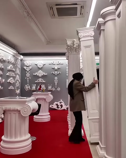 A square-shaft decorative column model is examined up close