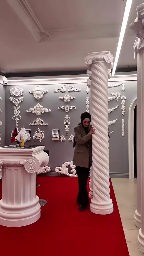 Una colonna decorativa tortile è mostrata insieme a un capitello decorato