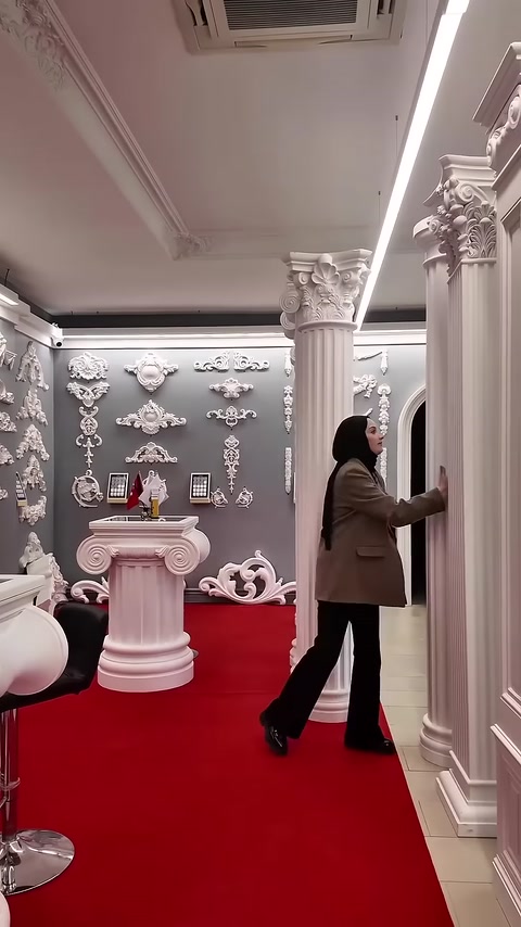 Sono esposte colonne con diversi design di fusti e capitelli