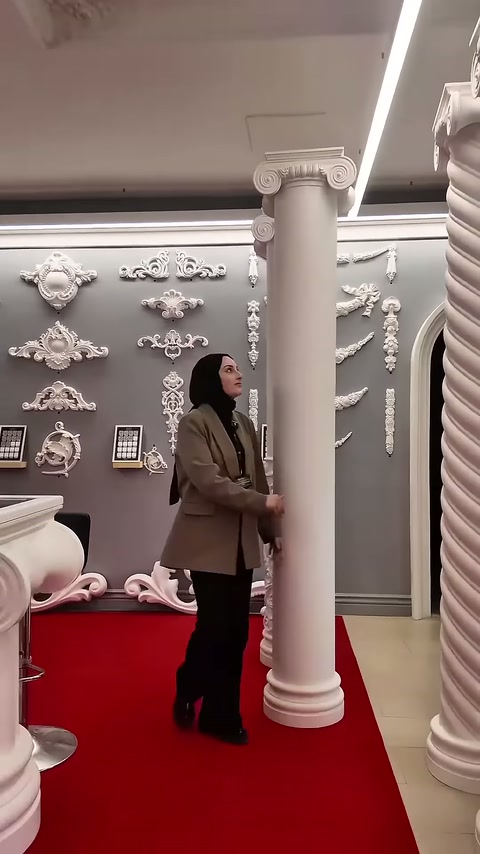 Modelli colonne decorative in poliuretano esposte nell'area showroom