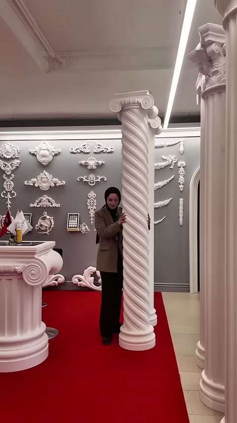 Colonna alta con fusto a spirale e capitello lavorato presentata in showroom