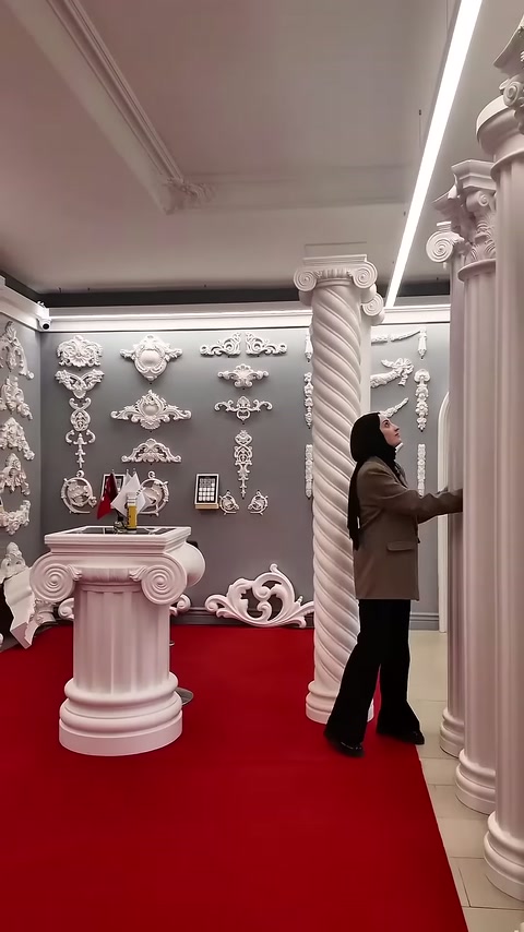 L'addetto percorre tra le file di colonne decorative esaminando i modelli