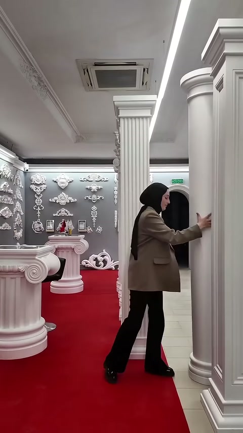 Colonna con fusto rettangolare esposta con base a strati e capitello