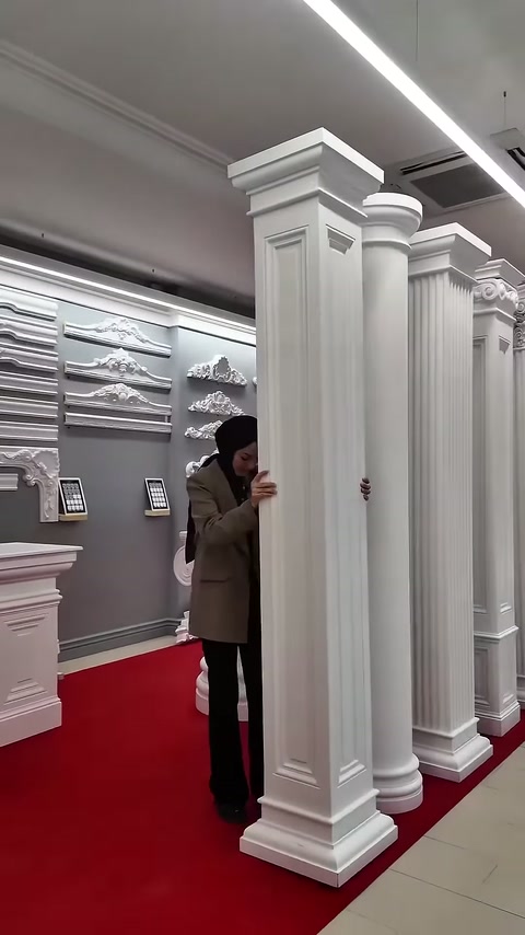 Modelli di colonna quadrata posizionati fianco a fianco con capitelli di forme diverse