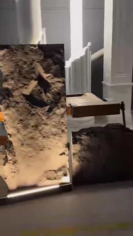 Aydınlatılmış kaya paneli ve yerdeki tamamlayıcı dekoratif parça